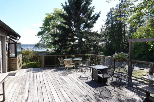 Waterfront cottage with tidelands, creek and waterfall!