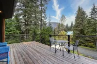 Beautiful Girdwood Cabin with Sauna & Steam Shower