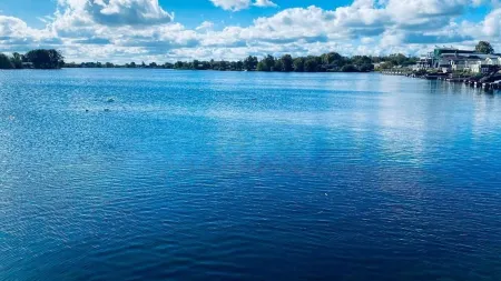 LAKESIDE 3-bedroom holiday home with HOT TUB Отели рядом с достопримечательностью «Парк Таттершолл Лейкс Кантри»