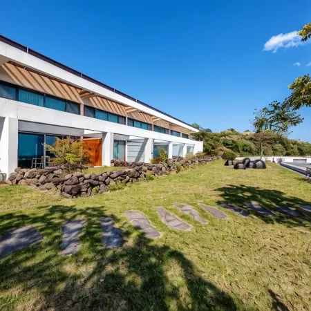 Jeju BOM Stay & Art Gallery Отели рядом с достопримечательностью «Храм Хелимса»