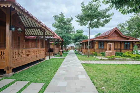 Hadipriyanto Homestay Отели в г. Kroya