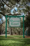 Queen's Court Inn - parking