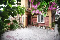 Mums Homestay & Apartment-A Real Homestay Experience - parking