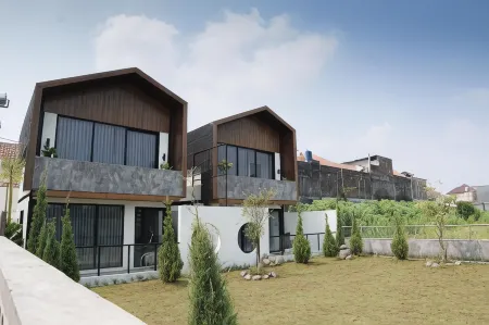 Ubu Villa Alston in Yogyakarta Отели в г. Ngemplak