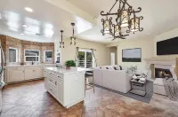 Private luxury retreat home. Located Near Shopping & the Beach