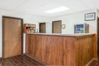 Super 8 by Wyndham Marshall