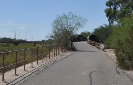 Two bedroom foothills condo close to U of A and The Loop Отели рядом с достопримечательностью «Tucson Clay Co-Op»