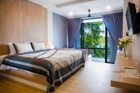 Home by the Bridge Отели в г. Kamphaeng Phet