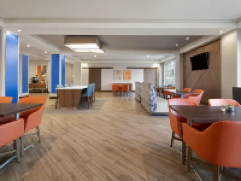 Holiday Inn Express & Suites AIKEN by IHG โรงแรมในเอเคน