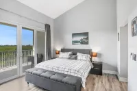 Bayfront Townhouse w/Heated Pool, HotTub, Beach, Marina, tiki bars w/live music