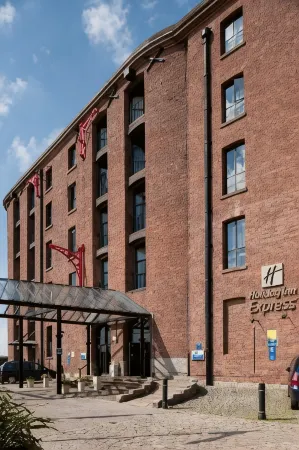 Holiday Inn Express Liverpool - Royal Albert Dock Отели рядом с достопримечательностью «Центральная библиотека Биркенхед»