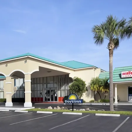 Days Inn & Suites by Wyndham Fort Pierce Midtown
