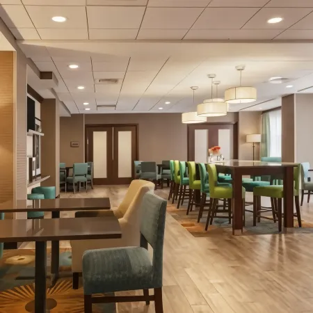 Hampton Inn Belton/Kansas City Area Отели в г. Реймор