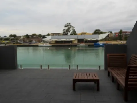 อัลเวอร์สโตน วอเทอร์ฟรอนท์ อพาร์ทเมนท์ โรงแรมในUlverstone