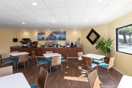 Days Inn by Wyndham Biloxi Beach Отели рядом с достопримечательностью «Biloxi Small Craft Harbor»