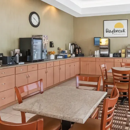 Days Inn by Wyndham Windsor Locks / Bradley Intl Airport Отели в г. Виндзор Локс