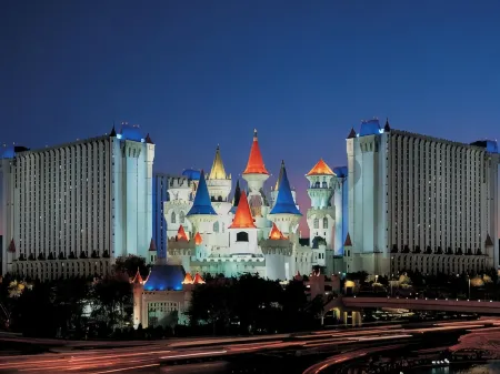 Excalibur Hotel Casino Las Vegas Отели рядом с достопримечательностью «Real Bodies Las Vegas»