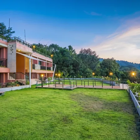 Studio Apartments on a Hill Отели рядом с достопримечательностью «Ват Кетхо Пхукет»