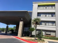 DoubleTree by Hilton Austin Northwest - Arboretum Hotel dekat Microelectronics Research Center Department of Electrical and Computer Engineering