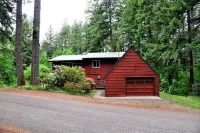 Naked Elk Lodge: 4 Bdrms, Hot Tub, Projector TV near Mt. Rainier