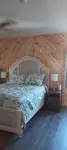 Lazy Dayz Cabin, 3 bedrooms, 2 baths with views of Lake Erie.
