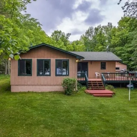 Perfect Summer rental in prime location on Washburn Lake