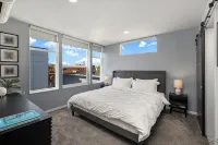 Charming house with 3 bedrooms and 3.5 bathrooms in the heart of Seattle. Hotels in Rainier Valley