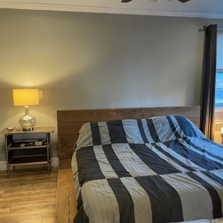 De Luxe King-Size Bed Master Bedroom + 2 Sleeping Sofas in LR - Whole Suite 69
