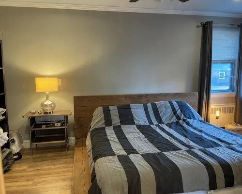 De Luxe King-Size Bed Master Bedroom + 2 Sleeping Sofas in LR - Whole Suite 69 Hotels in Silver Spring