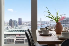A Stylish 3BR Apt with Harbour Views, FREE Parking