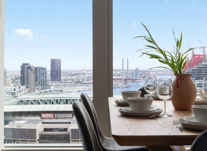 A Stylish 3BR Apt with Harbour Views, FREE Parking