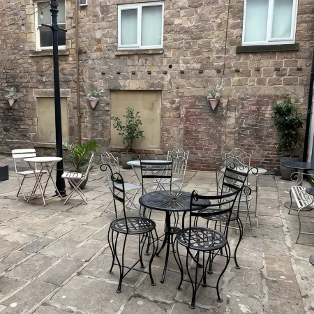 Stunning Spacious one Bedroom Apartment in Courtyard Location, Central to Town Отели в г. Белпер