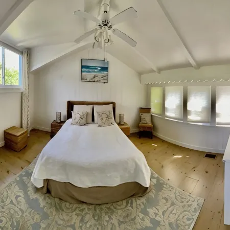 Gosnold Manor 300 Yards To Veterans Park Beach, recently updated home.