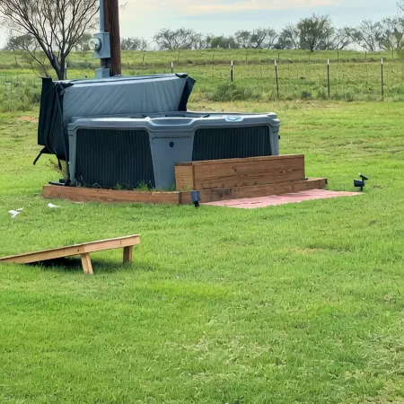 Peaceful Country Getaway with Hot Tub & Fire Pit Отели в г. Митчелл