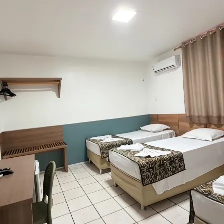 Abrolhos Praia Hotel Отели рядом с достопримечательностью «Пляж Мейрелеш»