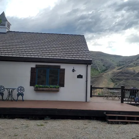 Cabin overlooking Salmon River south of White Bird - Family friendly + Starlink!