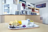 Premiere Classe Marseille Est - la Valentine - فطور