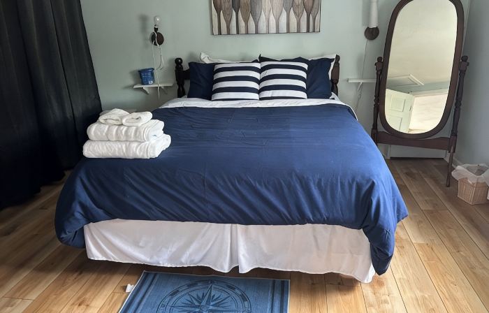 1 bed/ba lakeside cottage, large deck, west side of Seneca Lake. Pet Friendly!
