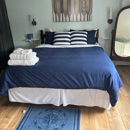 1 bed/ba lakeside cottage, large deck, west side of Seneca Lake. Pet Friendly!