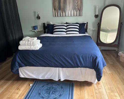1 bed/ba lakeside cottage, large deck, west side of Seneca Lake. Pet Friendly! Hotels in Benton