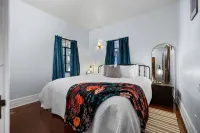 Lakefront Storybook cottage • Hot Tub • Fireplace • 4 bd 2 bath. - WiFi