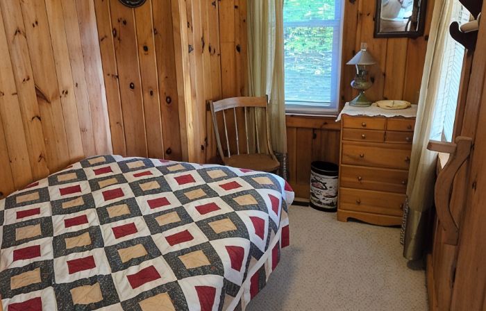 Cozy 2-bdrm, 3-season Adirondack cabin at tranquil Great Sacandaga Lake w/WiFi