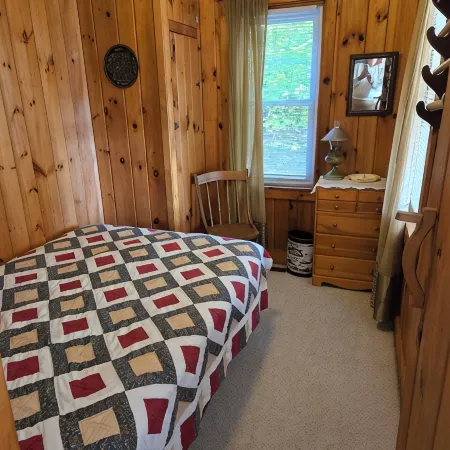 Cozy 2-bdrm, 3-season Adirondack cabin at tranquil Great Sacandaga Lake w/WiFi