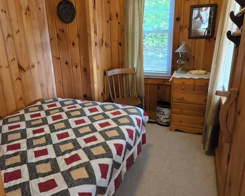 Cozy 2-bdrm, 3-season Adirondack cabin at tranquil Great Sacandaga Lake w/WiFi Hotels in Day