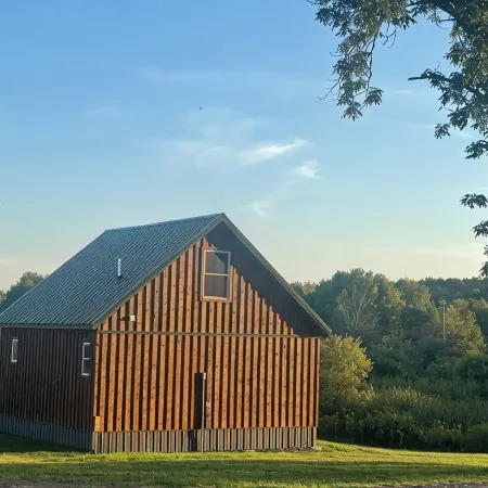 Quiet 2-bedroom country cabin with scenic views 3 miles from Norwich NY. Отели в г. Шенанго