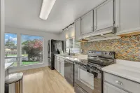 Spacious 5BR Retreat w/ Sunshine & Lush Green near Bellevue, Seattle and Airport