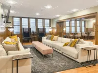 Downtown Oasis: Steps to Dining & Sights. Pool + Gym in Building - Condos