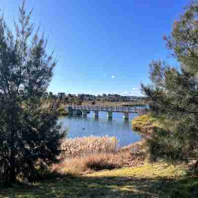 Stylish 4 bedroom 3 bathroom lakeside townhouse Others