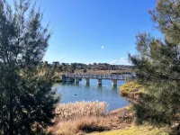 Stylish 4 bedroom 3 bathroom lakeside townhouse Hotels in Phillip