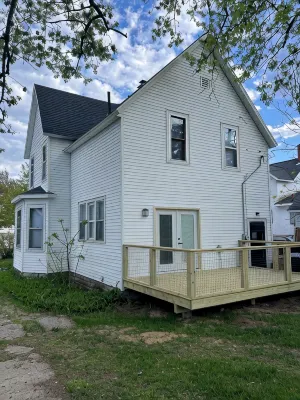 Modern Family Retreat Near Beach, Downtown. Private Backyard Indoor-Outdoor Deck